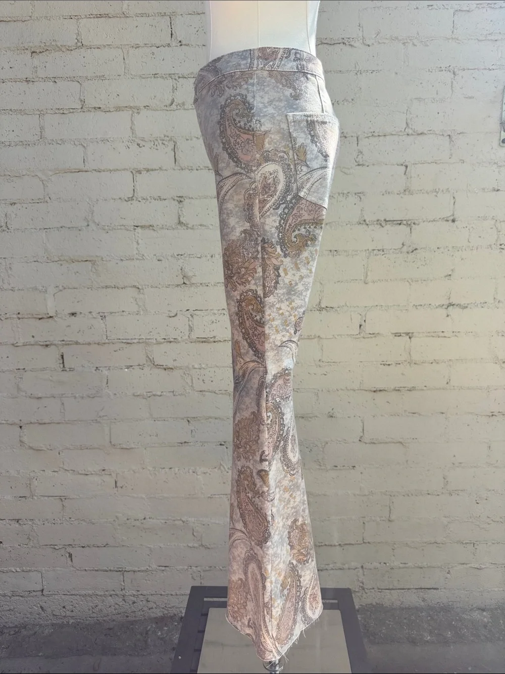 Free People We The Free Just Float On Flare Jeans Limestone Paisley Size 26 - Picture 7 of 16